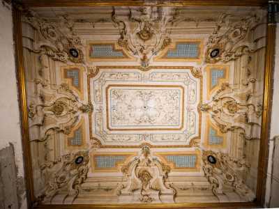 Tutti gli affreschi che ritroviamo al loro interno, eseguiti a tempera su pannelli di carta ancorati al soffitto, furono realizzati da maestri napoletani...